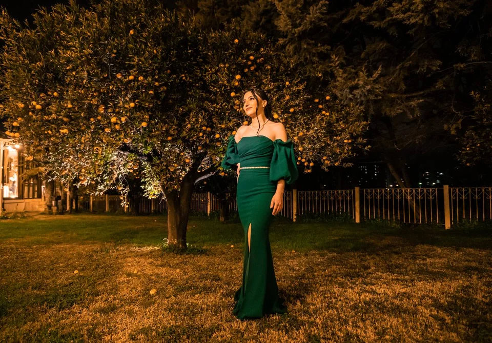 Ritratto ambientato in un giardino illuminato