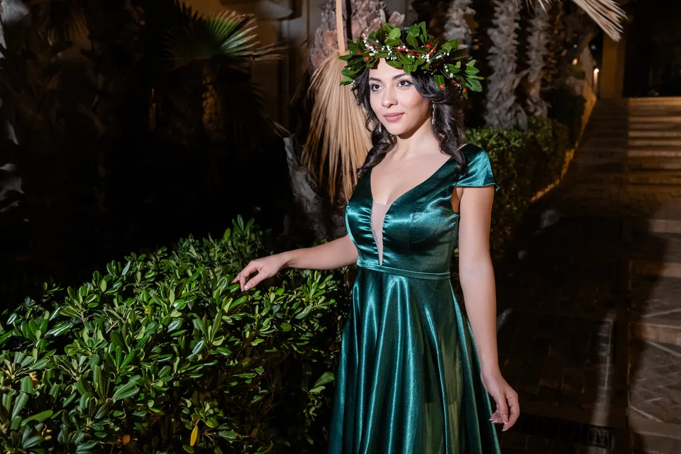 Ritratto tra il verde e le luci del giardino