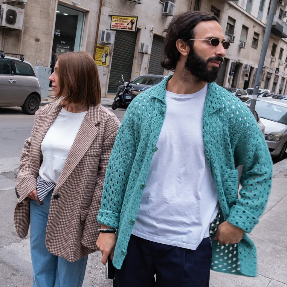 Ritratto ambientato in una strada cittadina
